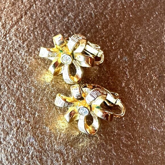 Vintage Gold-Tone Flower Clip-On Earrings With Rhinestone Accents Small Size - Picture 2 of 8